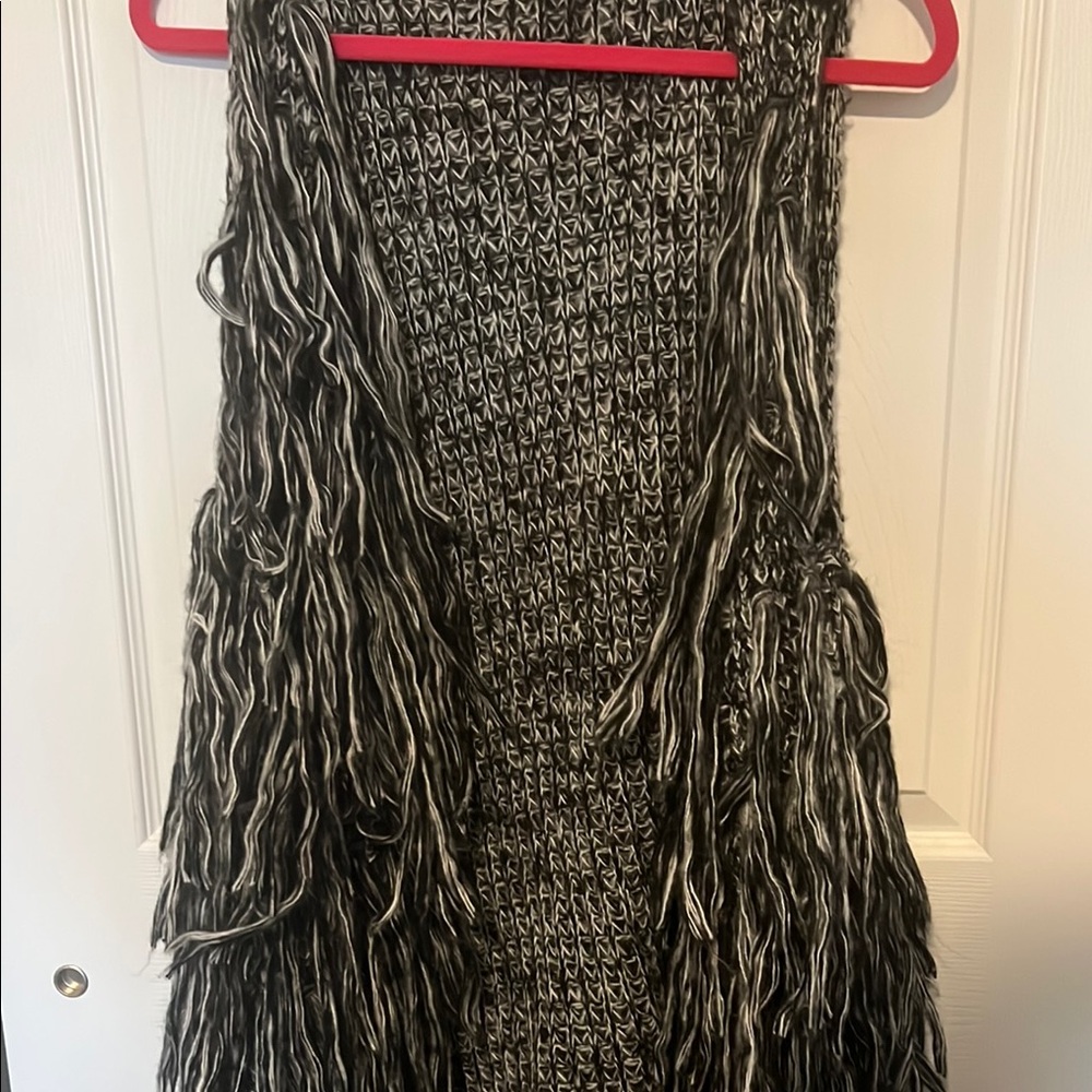Chic Black and White Knit Vest